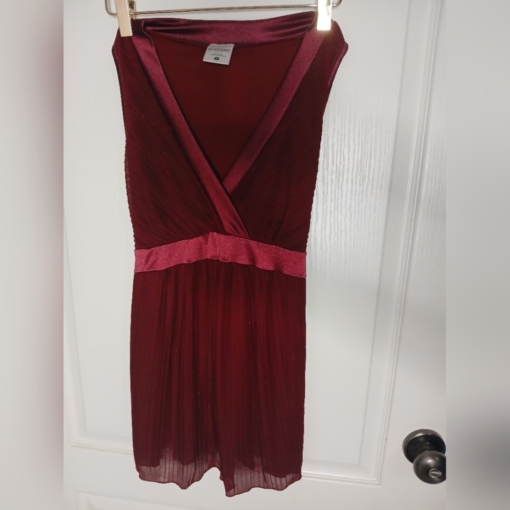 Elegant Burgundy V-Neck top - Picture 11 of 11